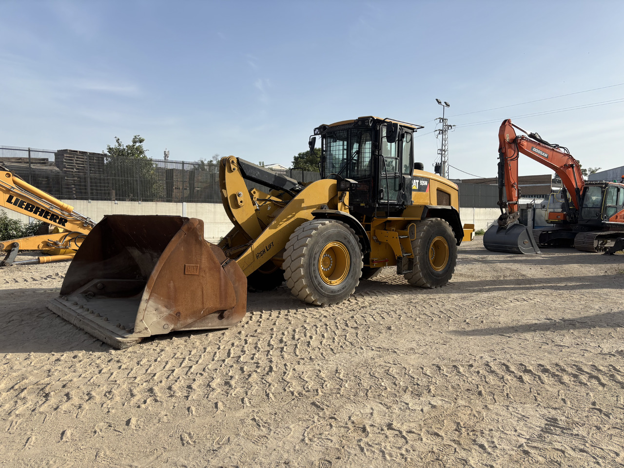 CATERPILLAR 926M - Натоварувач на тркала: слика 1 CATERPILLAR 926M - Натоварувач на тркала: слика 1