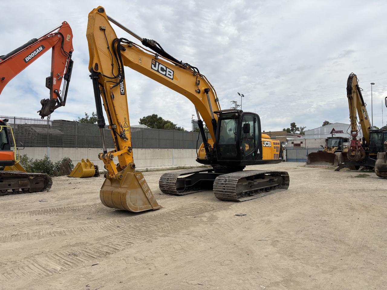 JCB JS220LC - Багер гасеничар: слика 1 JCB JS220LC - Багер гасеничар: слика 1