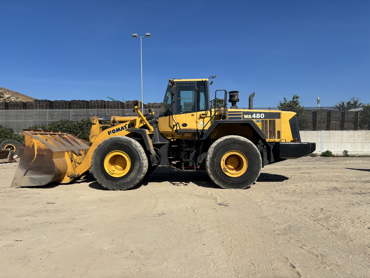 KOMATSU WA480-6 - Натоварувач на тркала: слика 2 KOMATSU WA480-6 - Натоварувач на тркала: слика 2