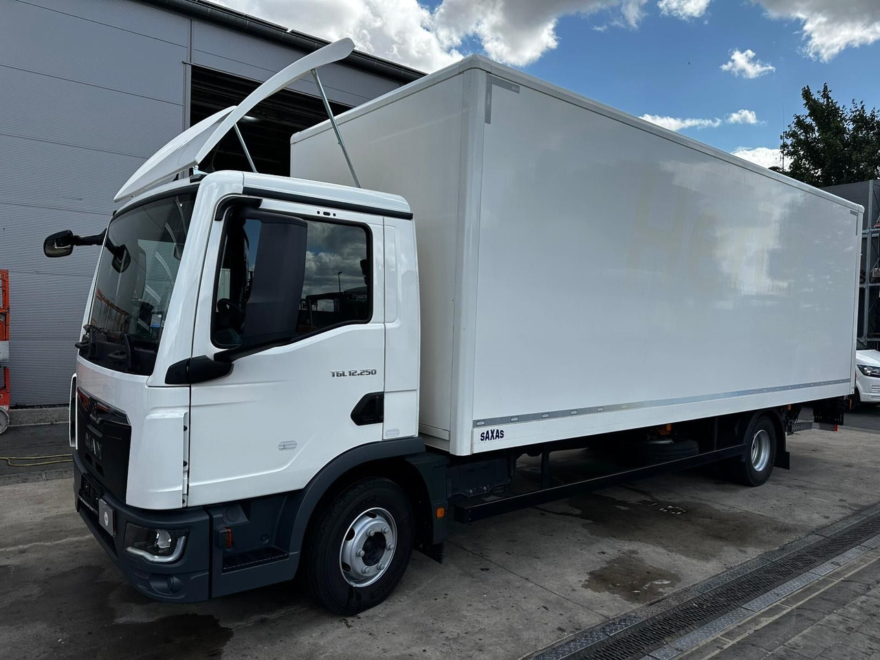 MAN TGL 12.250 /Ladebordwand/Automatik/Ahk - Камион сандучар: слика 1 MAN TGL 12.250 /Ladebordwand/Automatik/Ahk - Камион сандучар: слика 1
