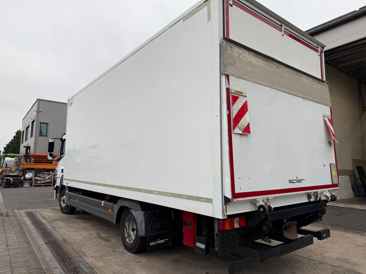 Mercedes-Benz Atego 3 4x2 821 4x2 LBW / Ahk. / Palfinger / 6m - Комбе фургон: слика 3 Mercedes-Benz Atego 3 4x2 821 4x2 LBW / Ahk. / Palfinger / 6m - Комбе фургон: слика 3