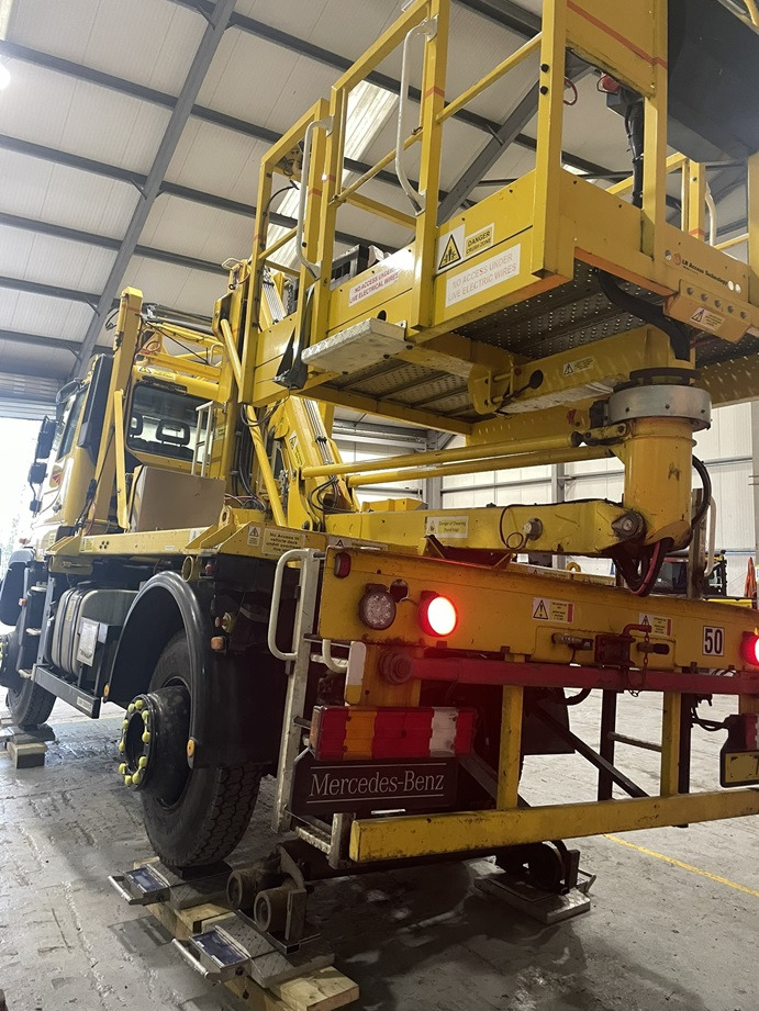 UNIMOG Mercedes Benz Unimog, Aerial Platform, 400kg, 4x4, U423, Road-Rail - Дигачка зглобна платформа: слика 2 UNIMOG Mercedes Benz Unimog, Aerial Platform, 400kg, 4x4, U423, Road-Rail - Дигачка зглобна платформа: слика 2