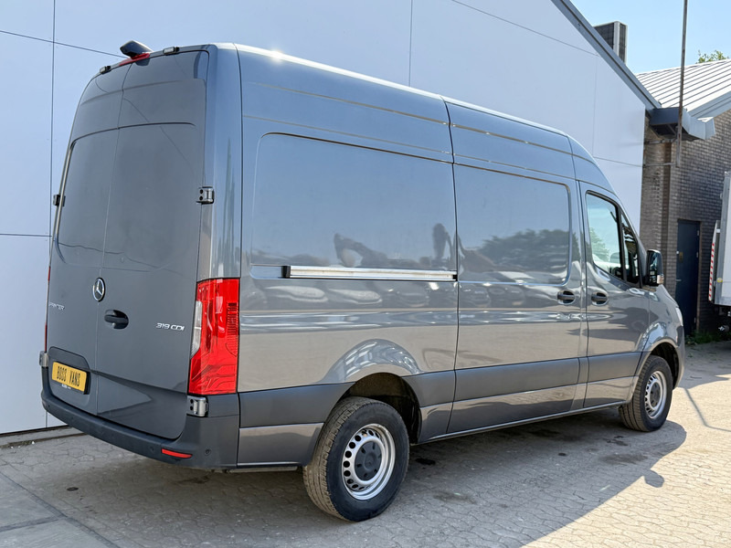 Mercedes-Benz Sprinter 319 1.9 CDI Automaat L2H2 Airco Cruise Control Lane Assist Camera Carplay Dodehoek waarschuwing Parkeersensoren voor achter - Товарно комбе: слика 3 Mercedes-Benz Sprinter 319 1.9 CDI Automaat L2H2 Airco Cruise Control Lane Assist Camera Carplay Dodehoek waarschuwing Parkeersensoren voor achter - Товарно комбе: слика 3