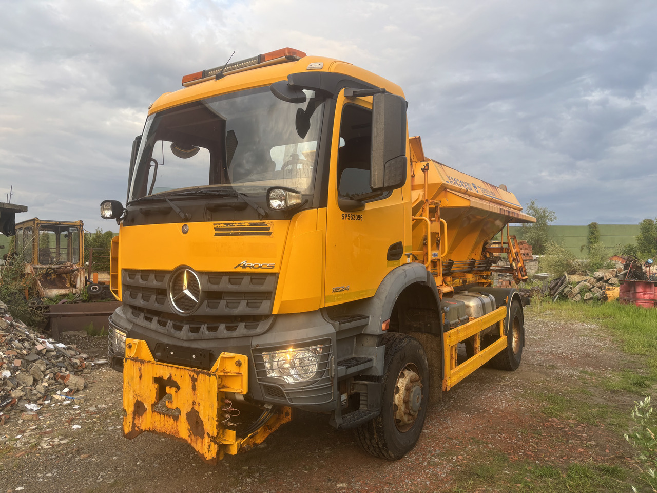 Mercedes AROCS 1824 4X4 GRITTER/SPREADER/PLOUGH - Машина за чистење снег: слика 4 Mercedes AROCS 1824 4X4 GRITTER/SPREADER/PLOUGH - Машина за чистење снег: слика 4