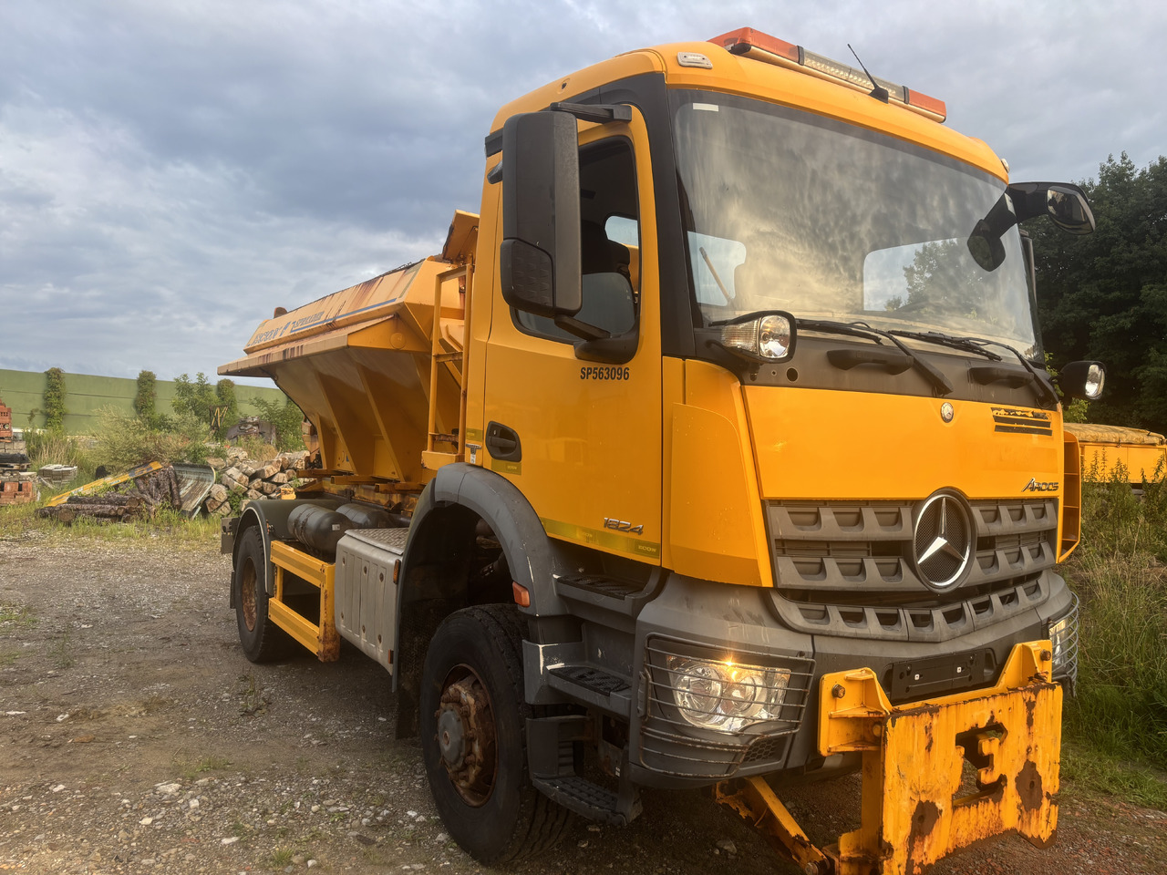 Mercedes AROCS 1824 4X4 GRITTER/SPREADER/PLOUGH - Машина за чистење снег: слика 3 Mercedes AROCS 1824 4X4 GRITTER/SPREADER/PLOUGH - Машина за чистење снег: слика 3