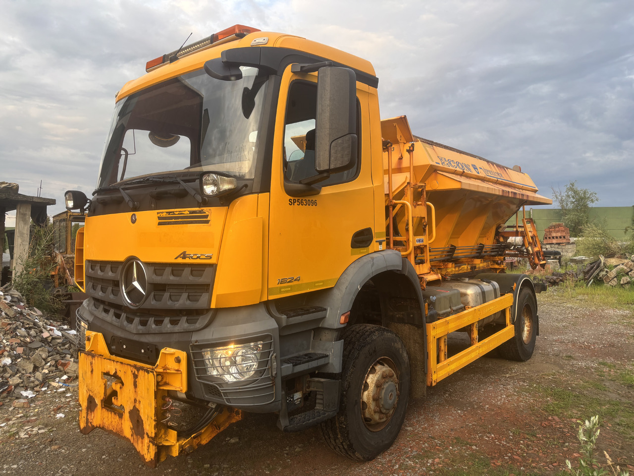 Mercedes AROCS 1824 4X4 GRITTER/SPREADER/PLOUGH - Машина за чистење снег: слика 5 Mercedes AROCS 1824 4X4 GRITTER/SPREADER/PLOUGH - Машина за чистење снег: слика 5