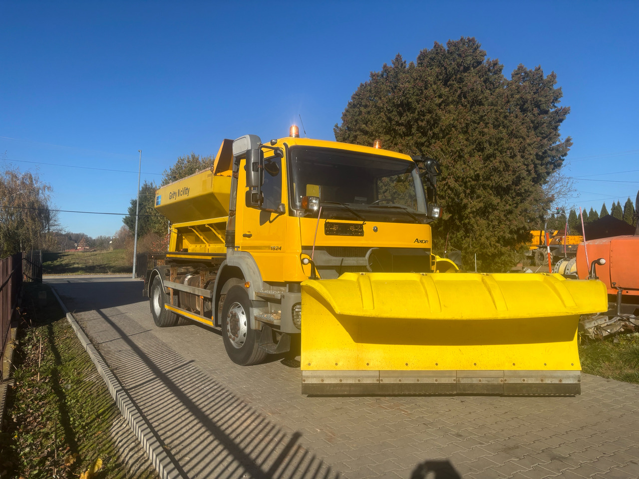 Mercedes AXOR 1824 4x2 Spreader/Gritter/Plough - Машина за чистење снег: слика 2 Mercedes AXOR 1824 4x2 Spreader/Gritter/Plough - Машина за чистење снег: слика 2