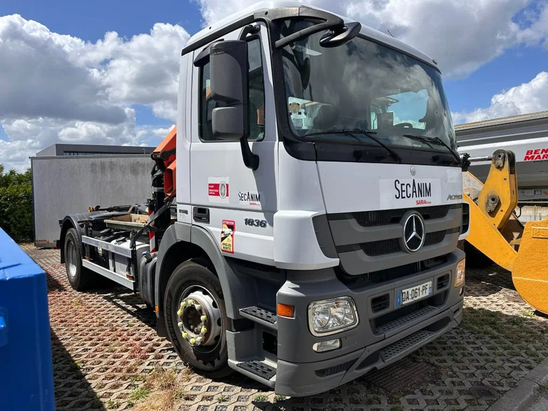 Камион со кука за подигање, Камион со кран Mercedes-Benz Actros 1836: слика 1