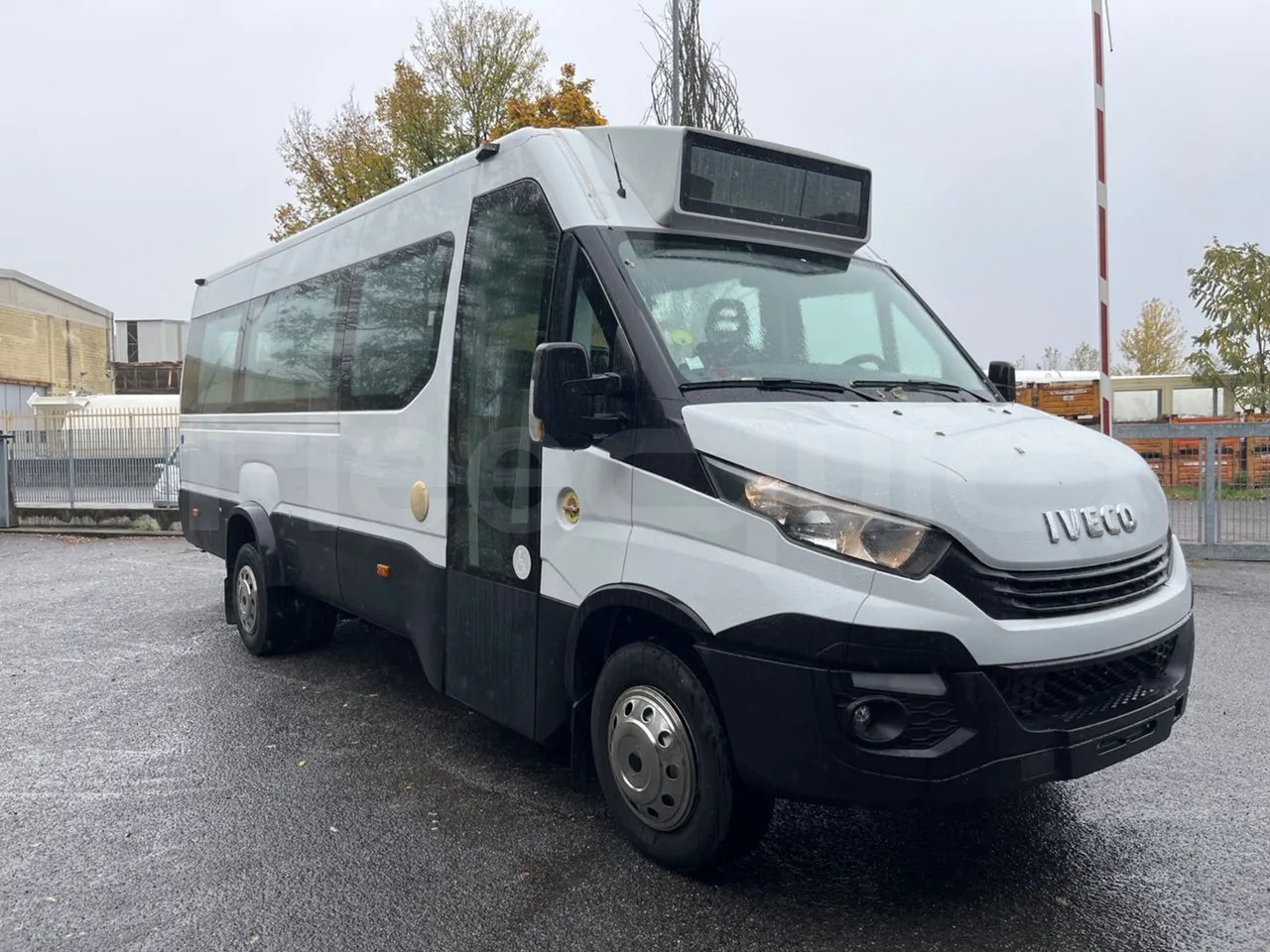 Iveco Daily - Приградски автобус: слика 1 Iveco Daily - Приградски автобус: слика 1