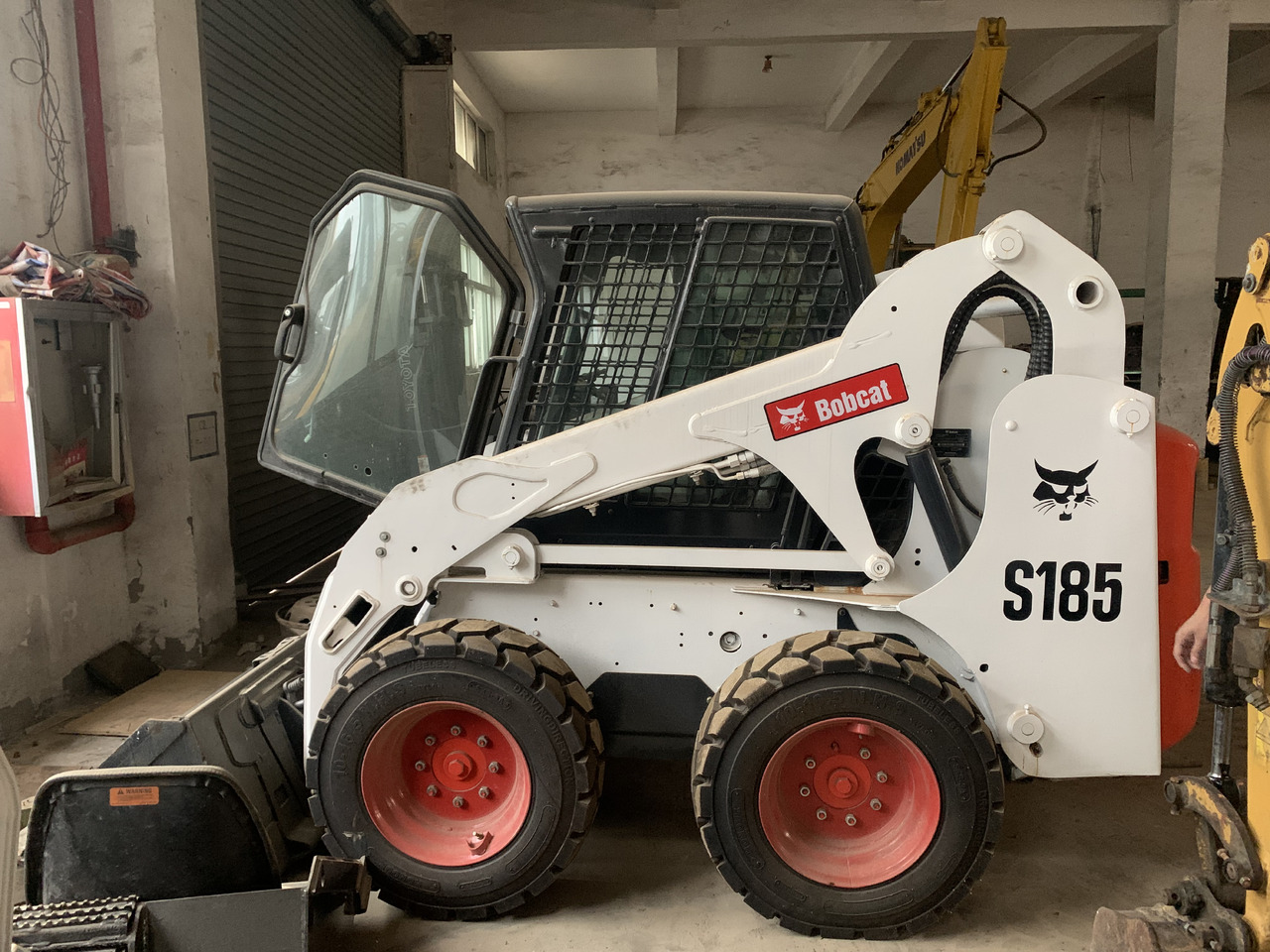 BOBCAT S185 - Компактен натоварувач: слика 1 BOBCAT S185 - Компактен натоварувач: слика 1