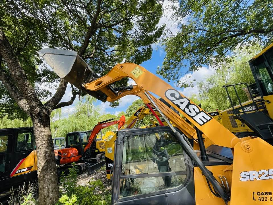 CASE SR250 - Компактен натоварувач: слика 1 CASE SR250 - Компактен натоварувач: слика 1