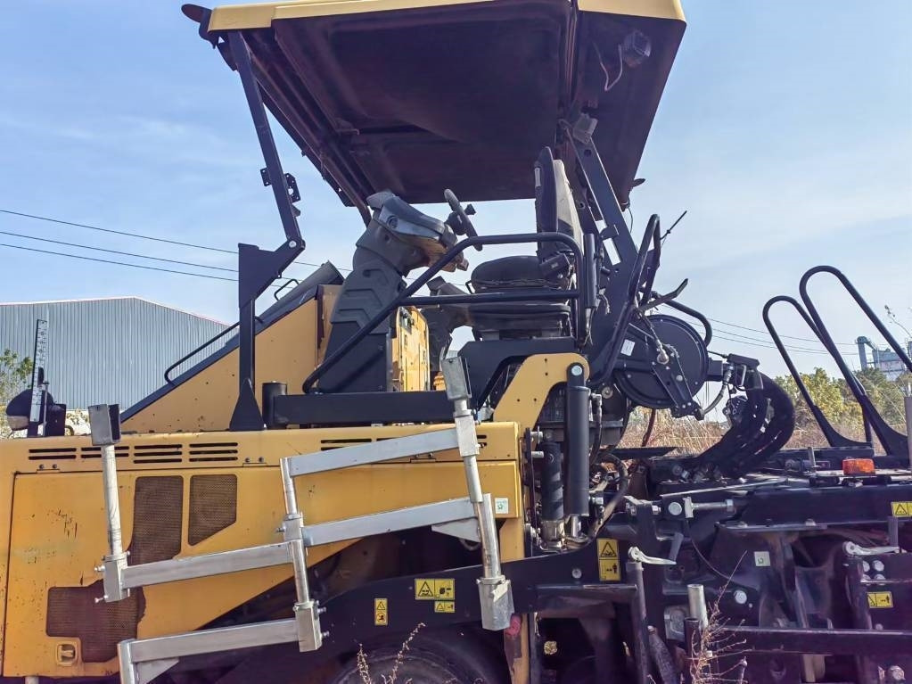 CAT AP655F - Асфалтен поплочувач: слика 1 CAT AP655F - Асфалтен поплочувач: слика 1