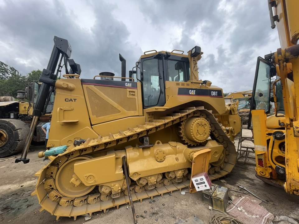 Caterpillar D8T - Булдожер: слика 1 Caterpillar D8T - Булдожер: слика 1