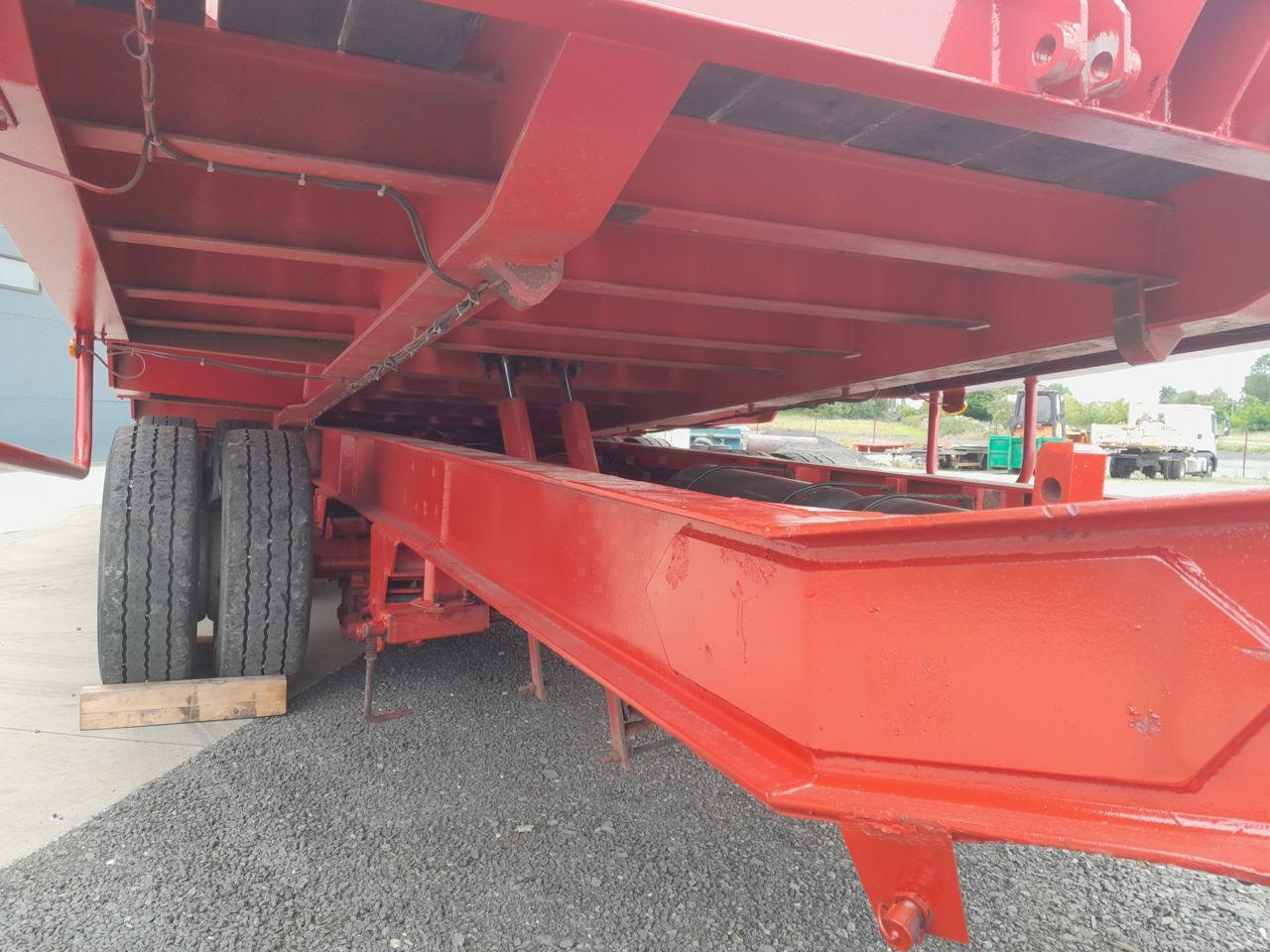 Louault 3 essieux centraux 31t500 basculent plant carrier / low loader Trailer - Приколка за низок утовар: слика 4 Louault 3 essieux centraux 31t500 basculent plant carrier / low loader Trailer - Приколка за низок утовар: слика 4