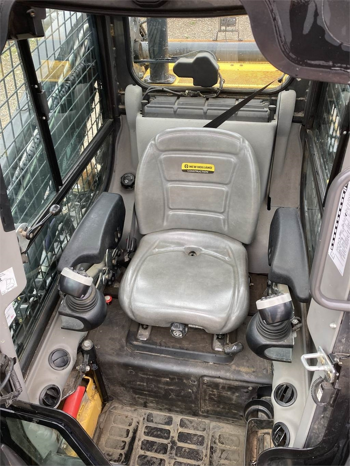 New Holland C 238 LOADER - Компактен натоварувач со гасеници: слика 5 New Holland C 238 LOADER - Компактен натоварувач со гасеници: слика 5