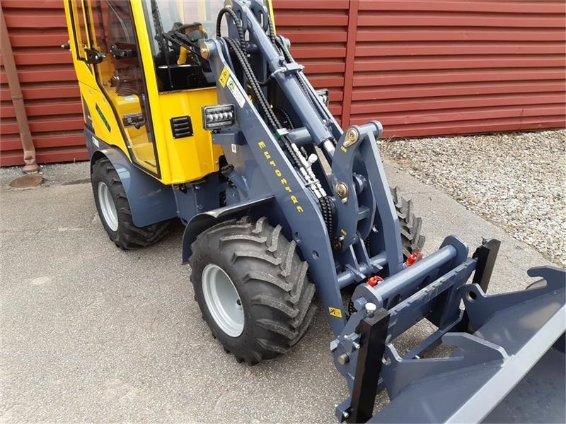 Eurotrac W11 med lang arm, førerhus, skovl og gafler - Земјоделски натоварувач: слика 2 Eurotrac W11 med lang arm, førerhus, skovl og gafler - Земјоделски натоварувач: слика 2
