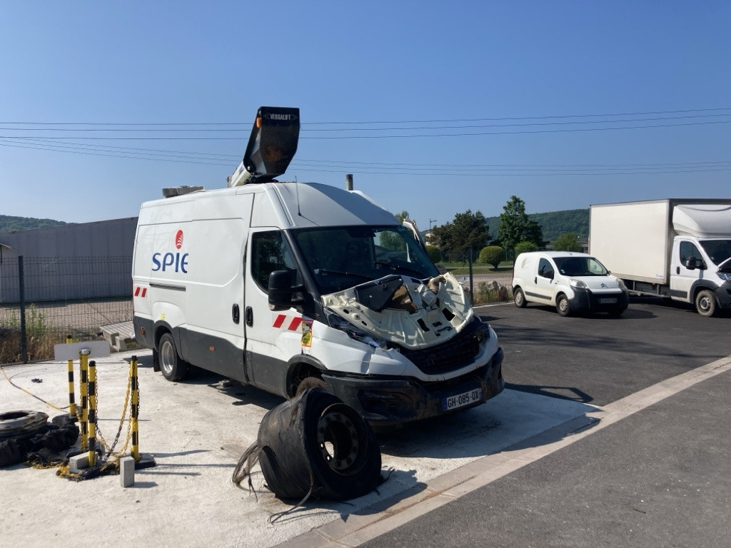 IVECO DAILY FOURGON  50C18 - Камион со подигачка кошница: слика 1 IVECO DAILY FOURGON  50C18 - Камион со подигачка кошница: слика 1