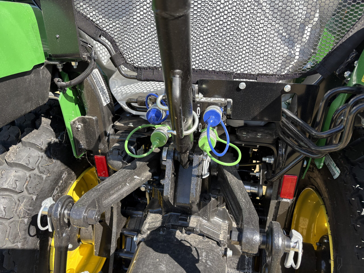 John Deere 2038R Compact Tractor - Мини трактор: слика 5 John Deere 2038R Compact Tractor - Мини трактор: слика 5
