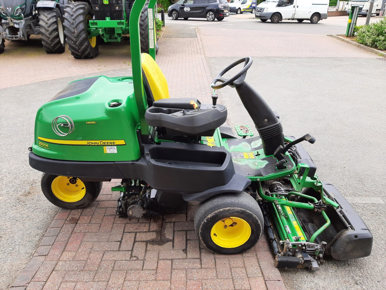 John Deere 2500E Greens triple mower - Градинарска косилка: слика 3 John Deere 2500E Greens triple mower - Градинарска косилка: слика 3