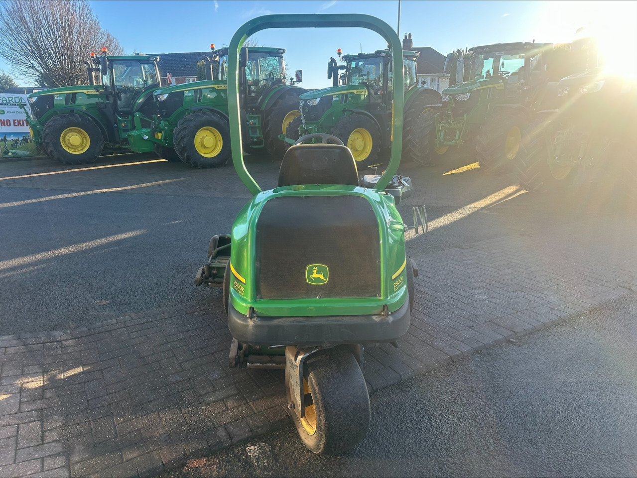 John Deere 2500E greens triple mower - Градинарска косилка: слика 4 John Deere 2500E greens triple mower - Градинарска косилка: слика 4
