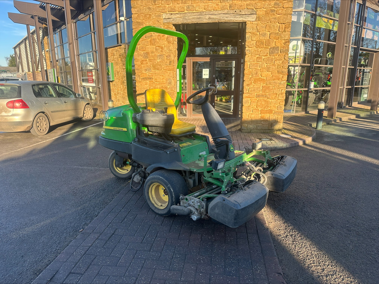 John Deere 2500E greens triple mower - Градинарска косилка: слика 1 John Deere 2500E greens triple mower - Градинарска косилка: слика 1