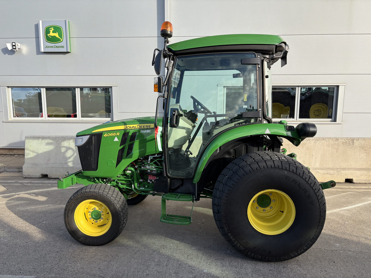 John Deere 4066R Compact Tractor - Мини трактор: слика 1 John Deere 4066R Compact Tractor - Мини трактор: слика 1