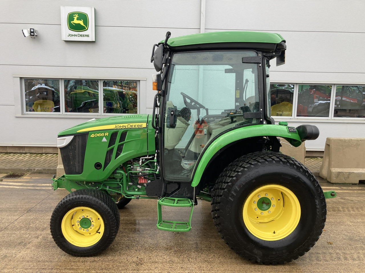 John Deere 4066R compact tractor - Мини трактор: слика 2 John Deere 4066R compact tractor - Мини трактор: слика 2