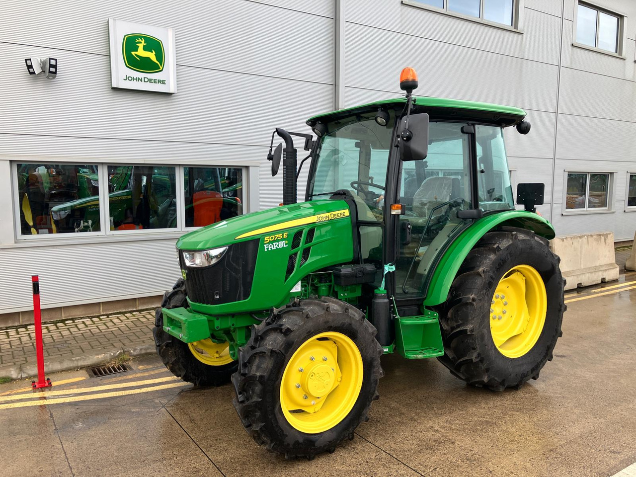 John Deere 5075E - Трактор: слика 1 John Deere 5075E - Трактор: слика 1