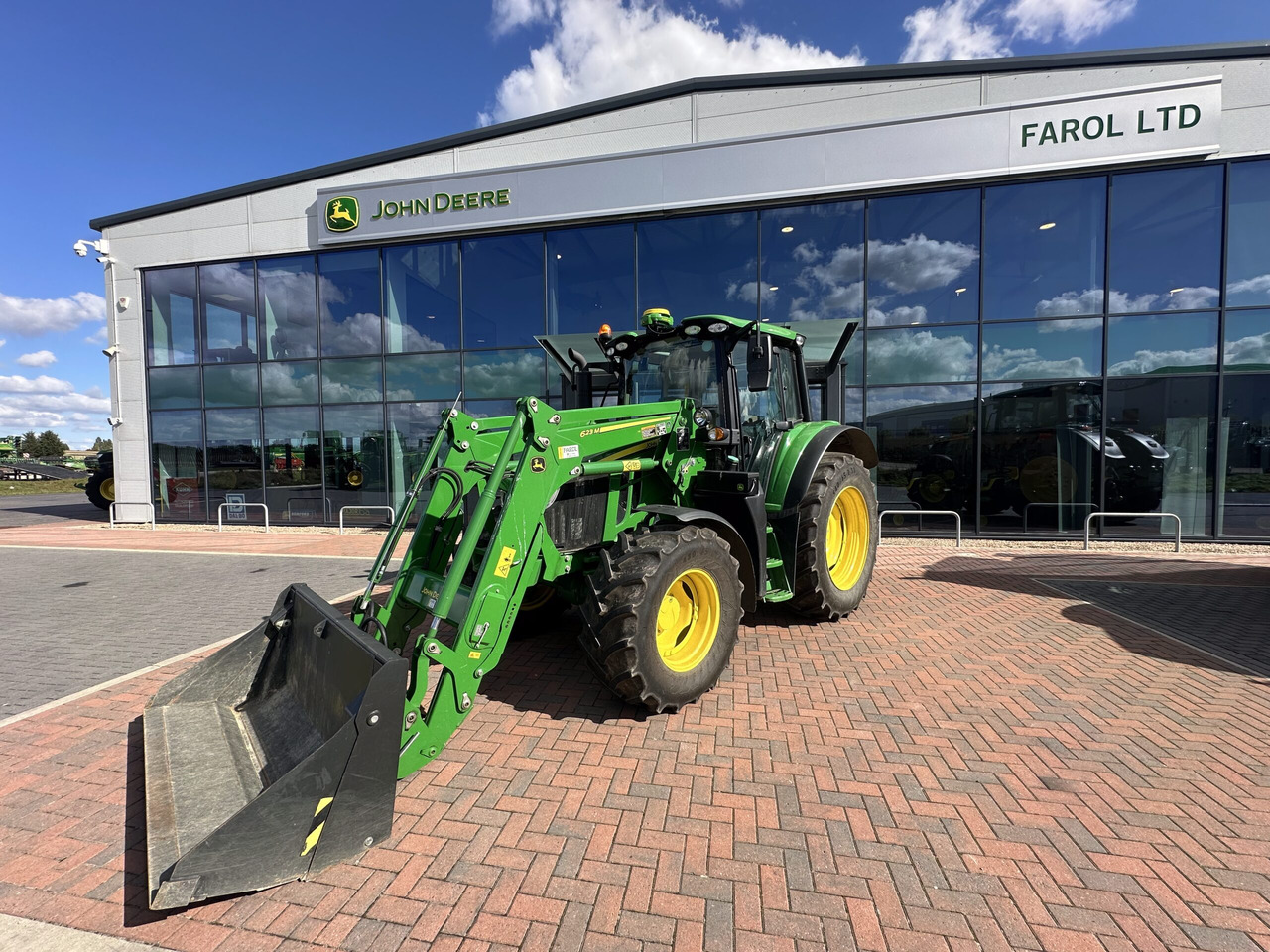 John Deere 6110M + 623M - Трактор: слика 1 John Deere 6110M + 623M - Трактор: слика 1