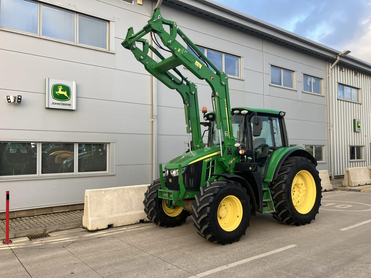John Deere 6120M - Трактор: слика 1 John Deere 6120M - Трактор: слика 1