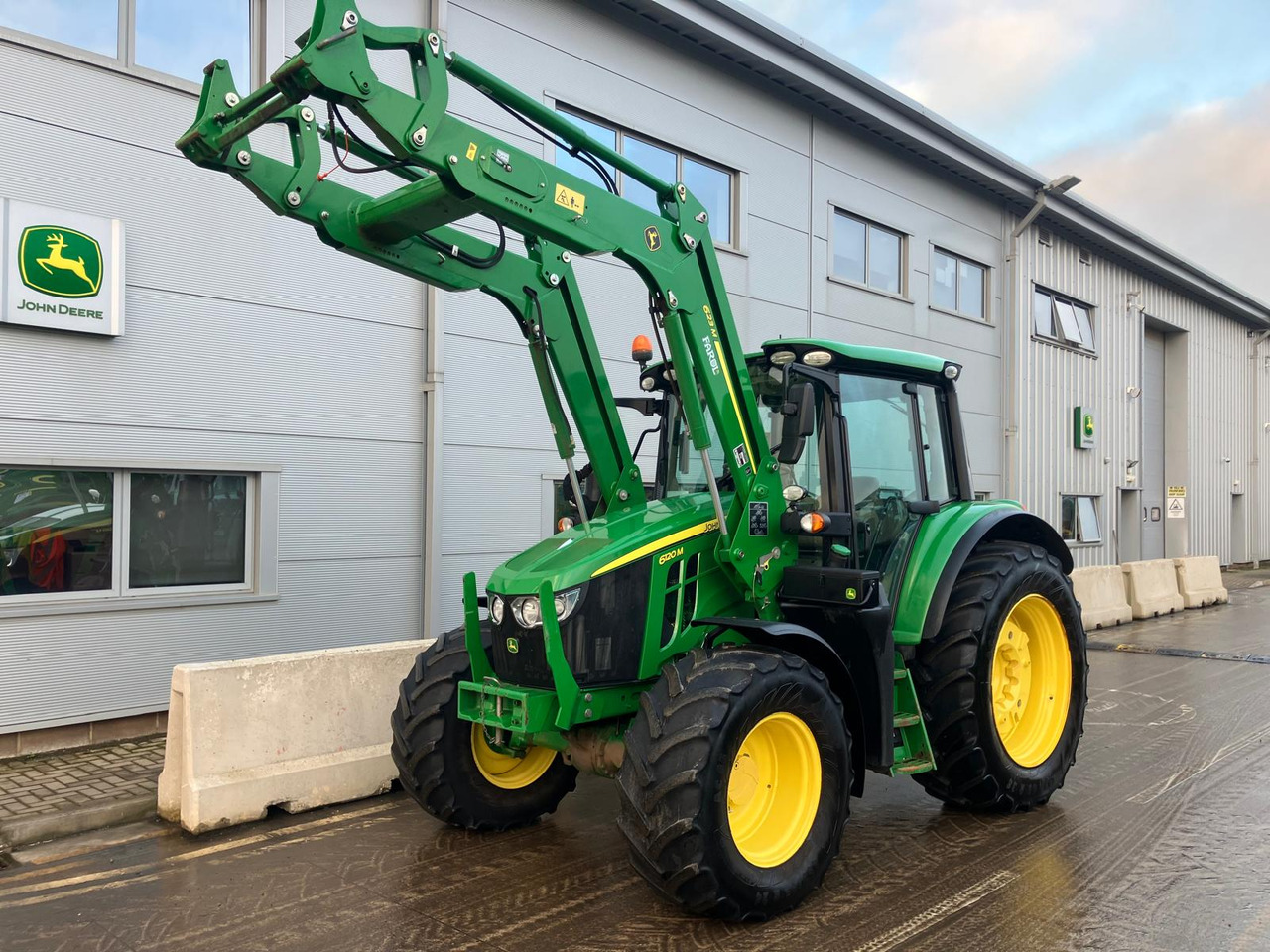 John Deere 6120M - Трактор: слика 1 John Deere 6120M - Трактор: слика 1