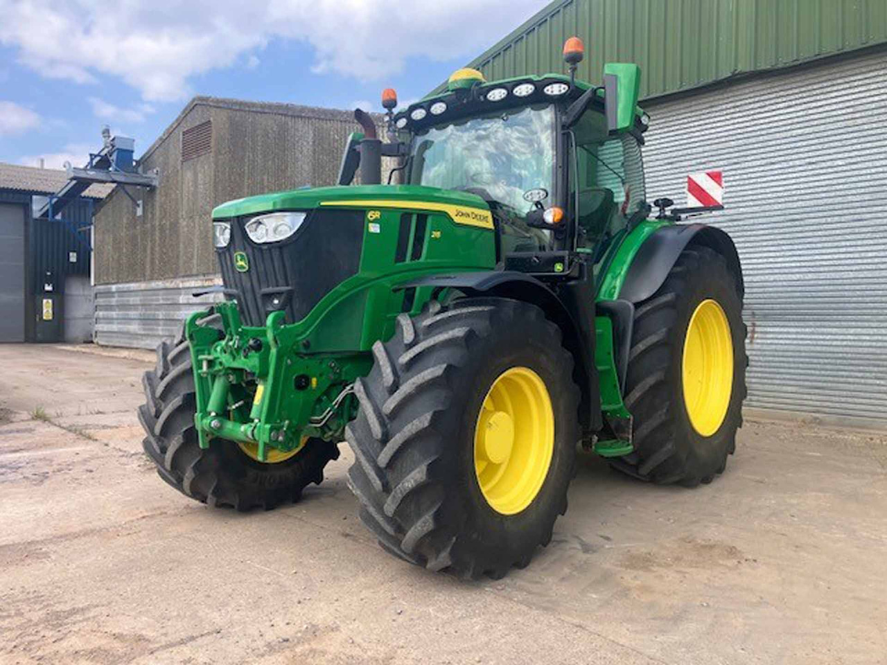 John Deere 6R 215 - Трактор: слика 1 John Deere 6R 215 - Трактор: слика 1