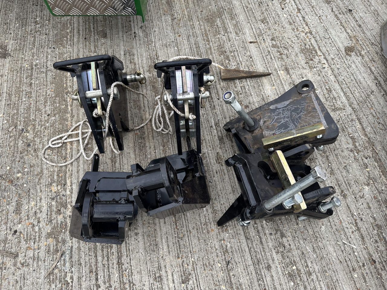 McConnel JCB 4220 Fastrac axle brackets - Косилка за жива ограда: слика 2 McConnel JCB 4220 Fastrac axle brackets - Косилка за жива ограда: слика 2