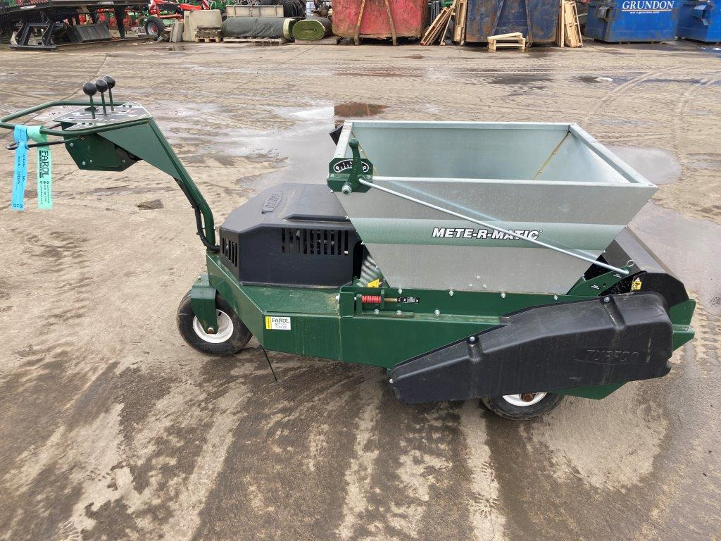 Turfco F15B Mete-R-Matic topdresser - Градинарска опрема: слика 1 Turfco F15B Mete-R-Matic topdresser - Градинарска опрема: слика 1