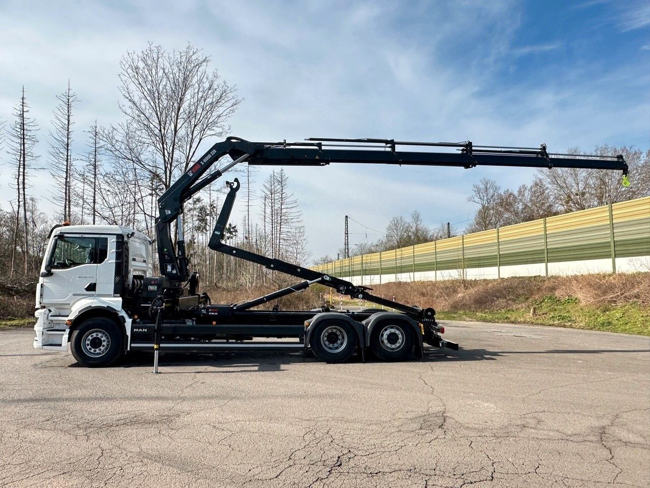 MAN TGS 26.470 6x2 Abrollkipper + Kran Hiab 228-4 - Камион со кука за подигање, Камион со кран: слика 2 MAN TGS 26.470 6x2 Abrollkipper + Kran Hiab 228-4 - Камион со кука за подигање, Камион со кран: слика 2