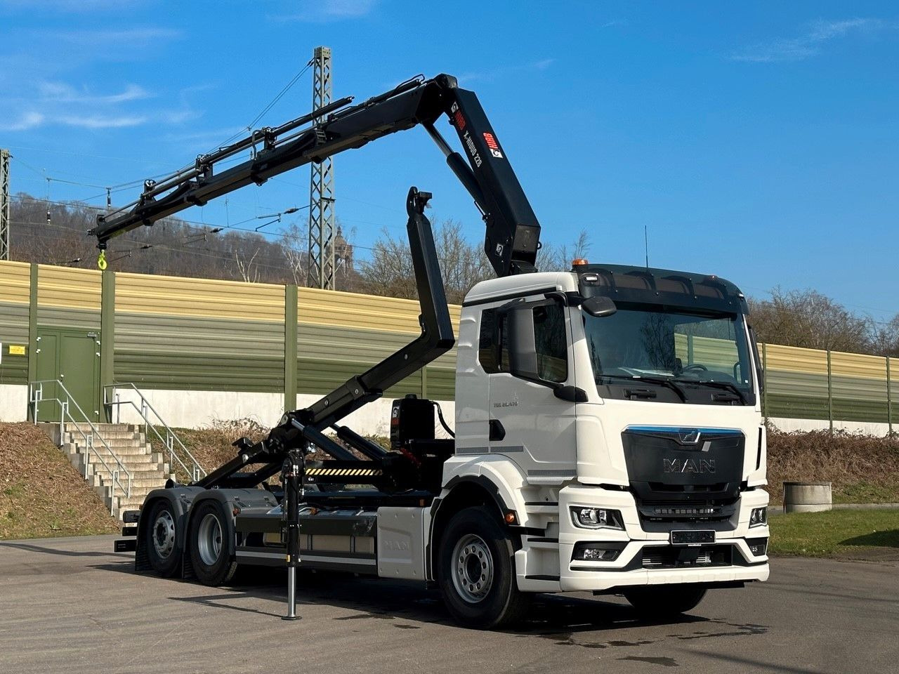 MAN TGS 26.470 6x2 Abrollkipper + Kran Hiab 228-4 - Камион со кука за подигање, Камион со кран: слика 1 MAN TGS 26.470 6x2 Abrollkipper + Kran Hiab 228-4 - Камион со кука за подигање, Камион со кран: слика 1