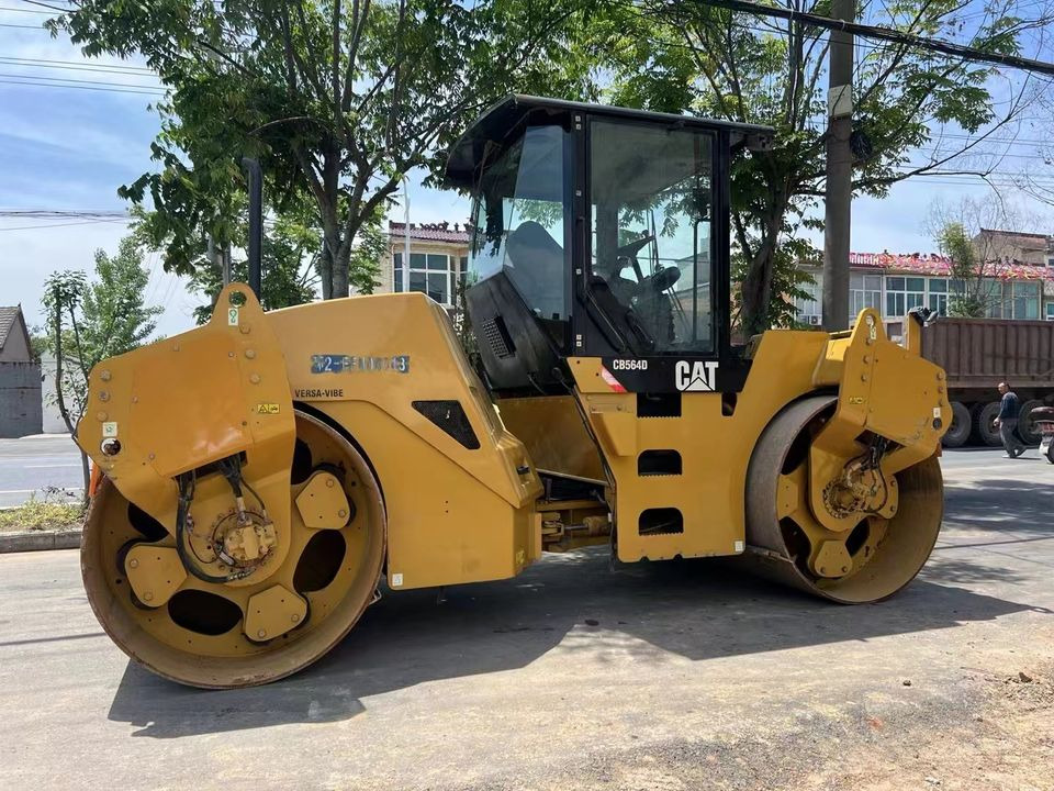 Caterpillar CB564D Double Drum Road Roller 7 Ton Weight With Core Components Engine and Bearing Essential Road Machinery - Ваљак за пат: слика 2 Caterpillar CB564D Double Drum Road Roller 7 Ton Weight With Core Components Engine and Bearing Essential Road Machinery - Ваљак за пат: слика 2