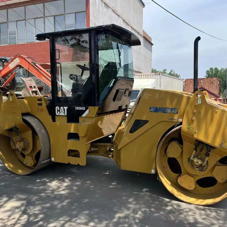 Caterpillar CB564D Double Drum Road Roller 7 Ton Weight With Core Components Engine and Bearing Essential Road Machinery - Ваљак за пат: слика 1 Caterpillar CB564D Double Drum Road Roller 7 Ton Weight With Core Components Engine and Bearing Essential Road Machinery - Ваљак за пат: слика 1