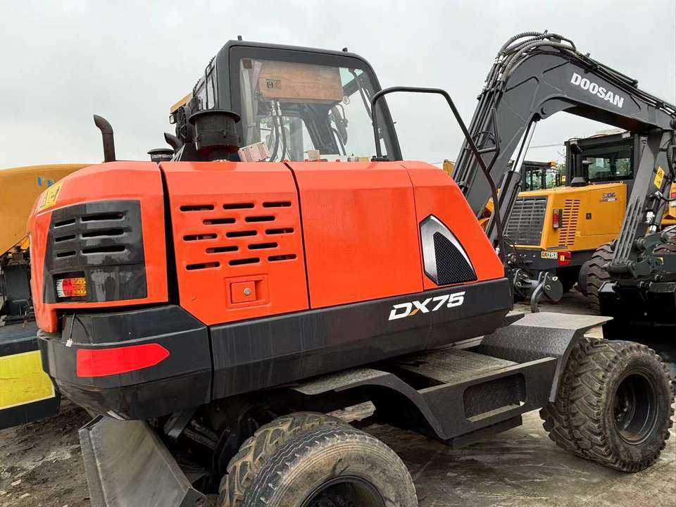 Hot Sale Used Doosan Dx75 Small 7.5t Wheel Excavator South Korea DX75 Mini Excavator for Sale Good Condition - Багер гасеничар: слика 3 Hot Sale Used Doosan Dx75 Small 7.5t Wheel Excavator South Korea DX75 Mini Excavator for Sale Good Condition - Багер гасеничар: слика 3