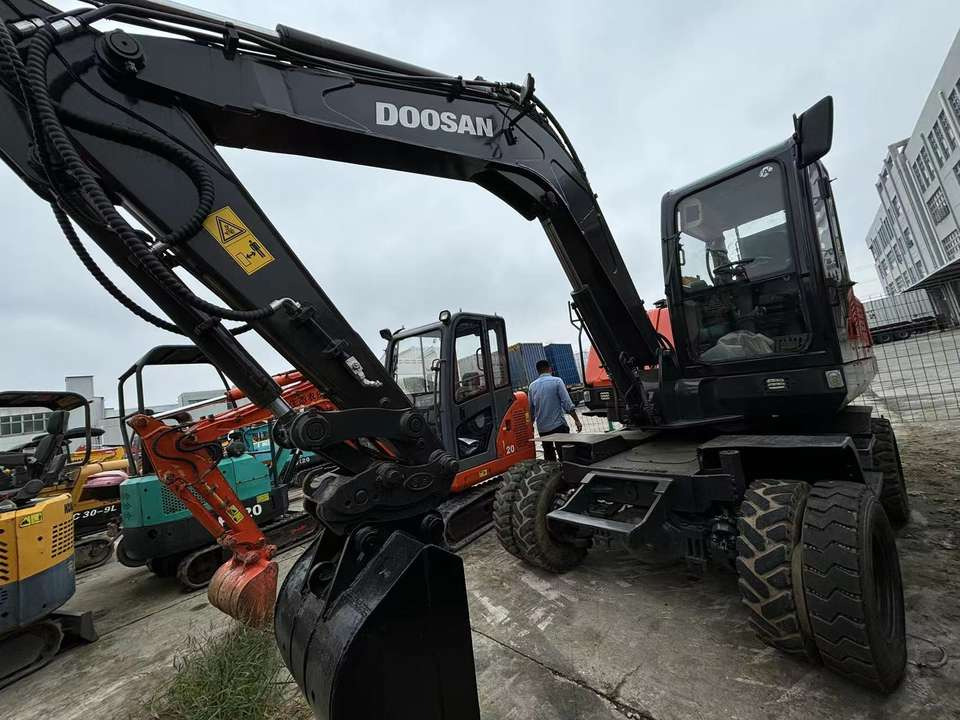 Hot Sale Used Doosan Dx75 Small 7.5t Wheel Excavator South Korea DX75 Mini Excavator for Sale Good Condition - Багер гасеничар: слика 2 Hot Sale Used Doosan Dx75 Small 7.5t Wheel Excavator South Korea DX75 Mini Excavator for Sale Good Condition - Багер гасеничар: слика 2