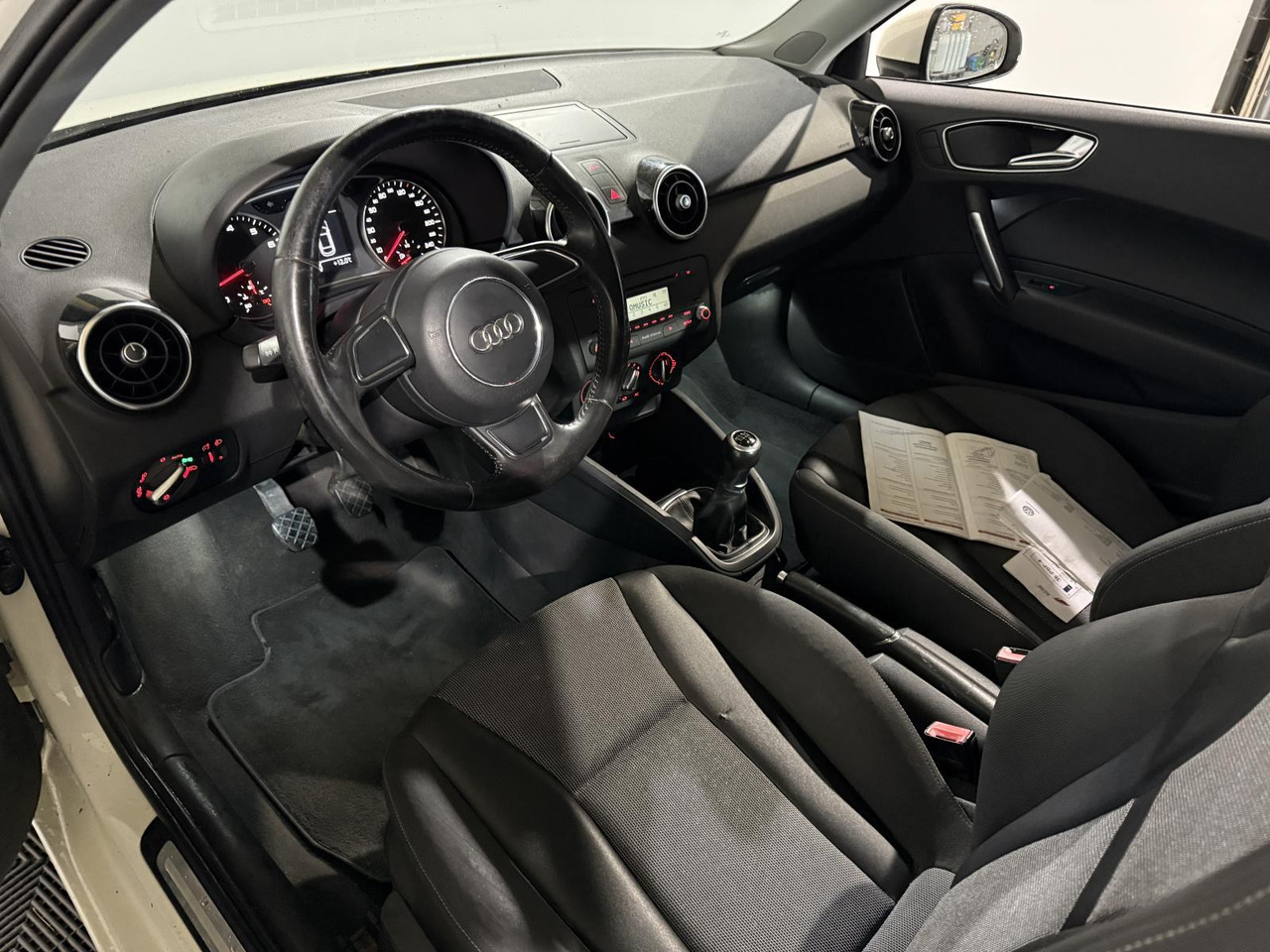 Audi | A1 | 1.2 TFSI Ambition Pro Line | 2011 | 173.570 km | 38PBP4 | Logisch - Хечбек: слика 4 Audi | A1 | 1.2 TFSI Ambition Pro Line | 2011 | 173.570 km | 38PBP4 | Logisch - Хечбек: слика 4