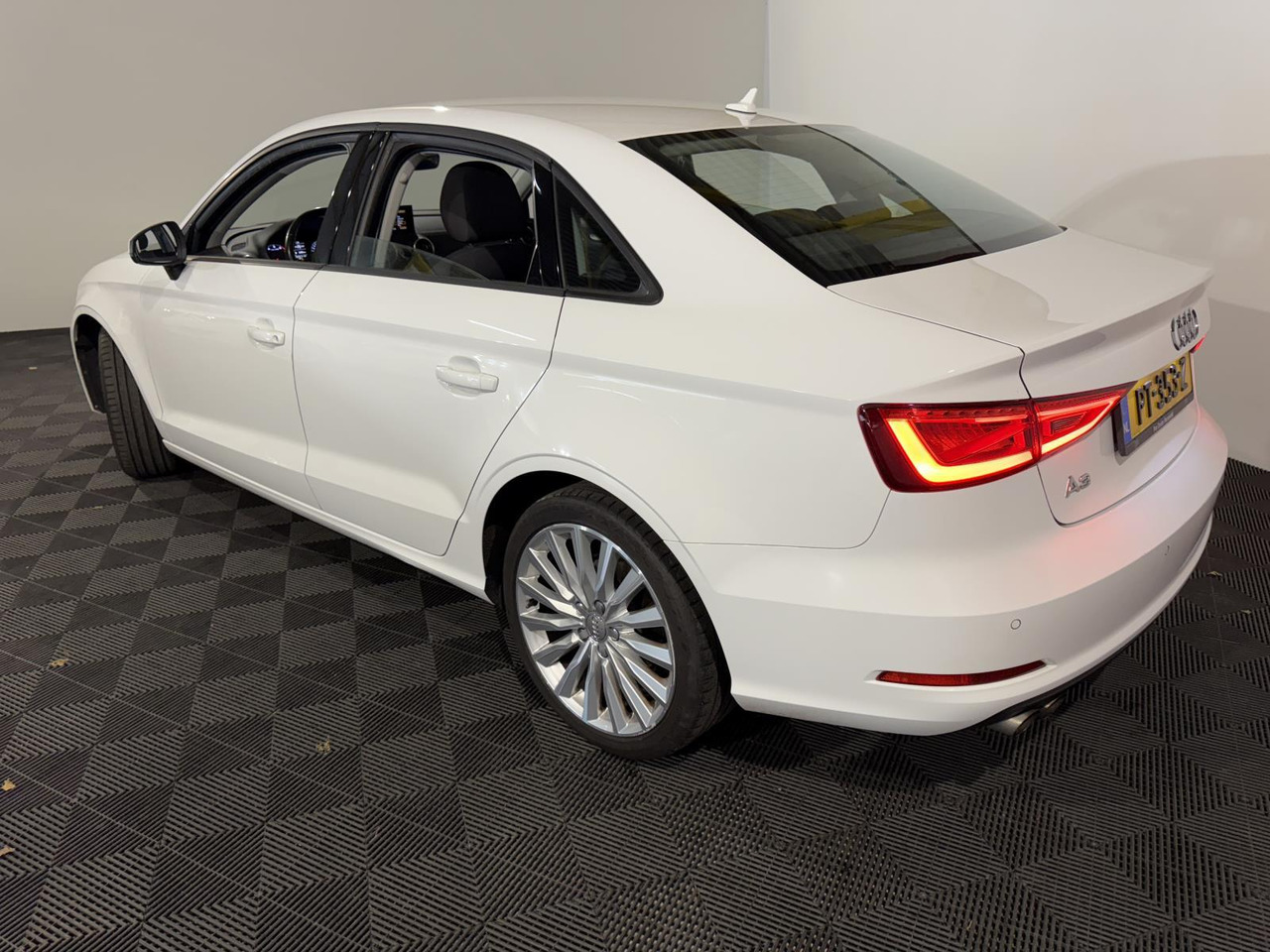 Audi | A3 Limousine | 1.4 TFSI Attraction Pro Line Plus Automaat | 2016 | 256.538 km | PT353Z | Geen oordeel - Седан: слика 4 Audi | A3 Limousine | 1.4 TFSI Attraction Pro Line Plus Automaat | 2016 | 256.538 km | PT353Z | Geen oordeel - Седан: слика 4