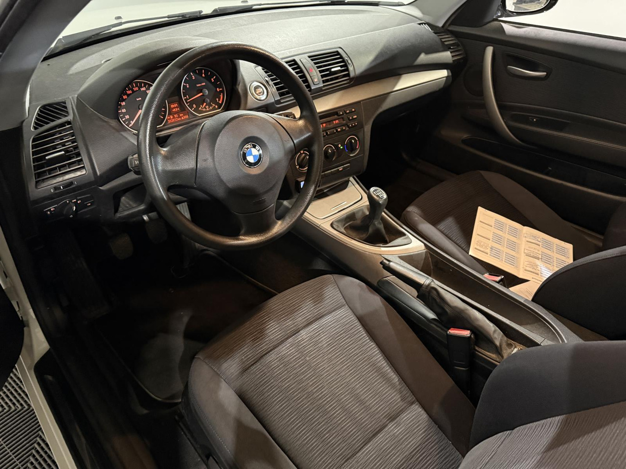 BMW | 1-serie | 116i Introduction | 2007 | 332.014 km | 57XXLG | Logisch - Хечбек: слика 4 BMW | 1-serie | 116i Introduction | 2007 | 332.014 km | 57XXLG | Logisch - Хечбек: слика 4