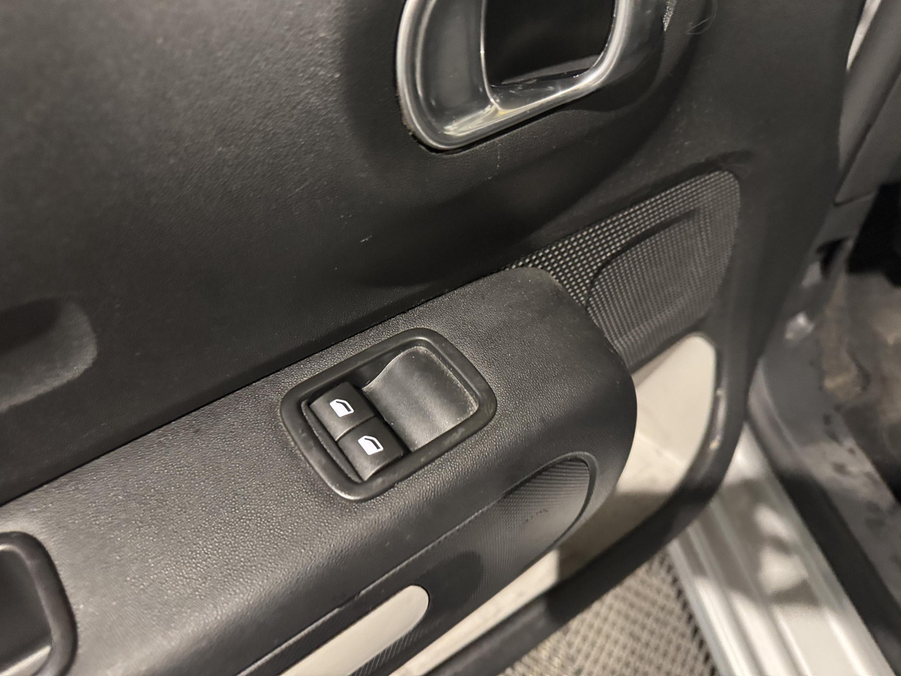 Хечбек Citroen | C3 | 1.2 PureTech Feel 105g | 2016 | 175.577 km | KX240S | Logisch: слика 16 Хечбек Citroen | C3 | 1.2 PureTech Feel 105g | 2016 | 175.577 km | KX240S | Logisch: слика 16