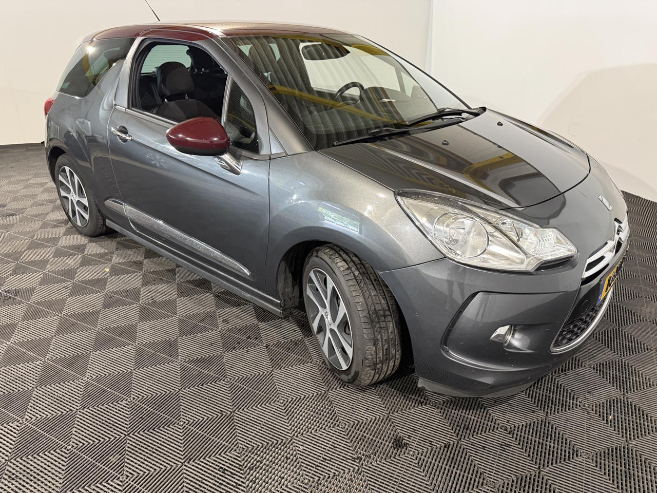 Citroen DS3 1.6 e-HDi So Chic | 2012 | 277.448 km | 14-XLR-7 - Хечбек: слика 3 Citroen DS3 1.6 e-HDi So Chic | 2012 | 277.448 km | 14-XLR-7 - Хечбек: слика 3