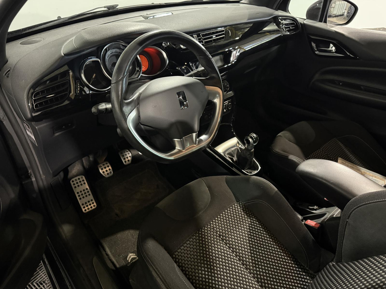 Citroen DS3 1.6 e-HDi So Chic | 2012 | 277.448 km | 14-XLR-7 - Хечбек: слика 4 Citroen DS3 1.6 e-HDi So Chic | 2012 | 277.448 km | 14-XLR-7 - Хечбек: слика 4