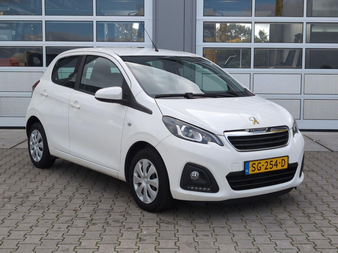 Peugeot 108 1.0 e - VTi Active | 2018 | 73.241 km | Automaat | SG254D | NAP: Logisch - Хечбек: слика 2 Peugeot 108 1.0 e - VTi Active | 2018 | 73.241 km | Automaat | SG254D | NAP: Logisch - Хечбек: слика 2