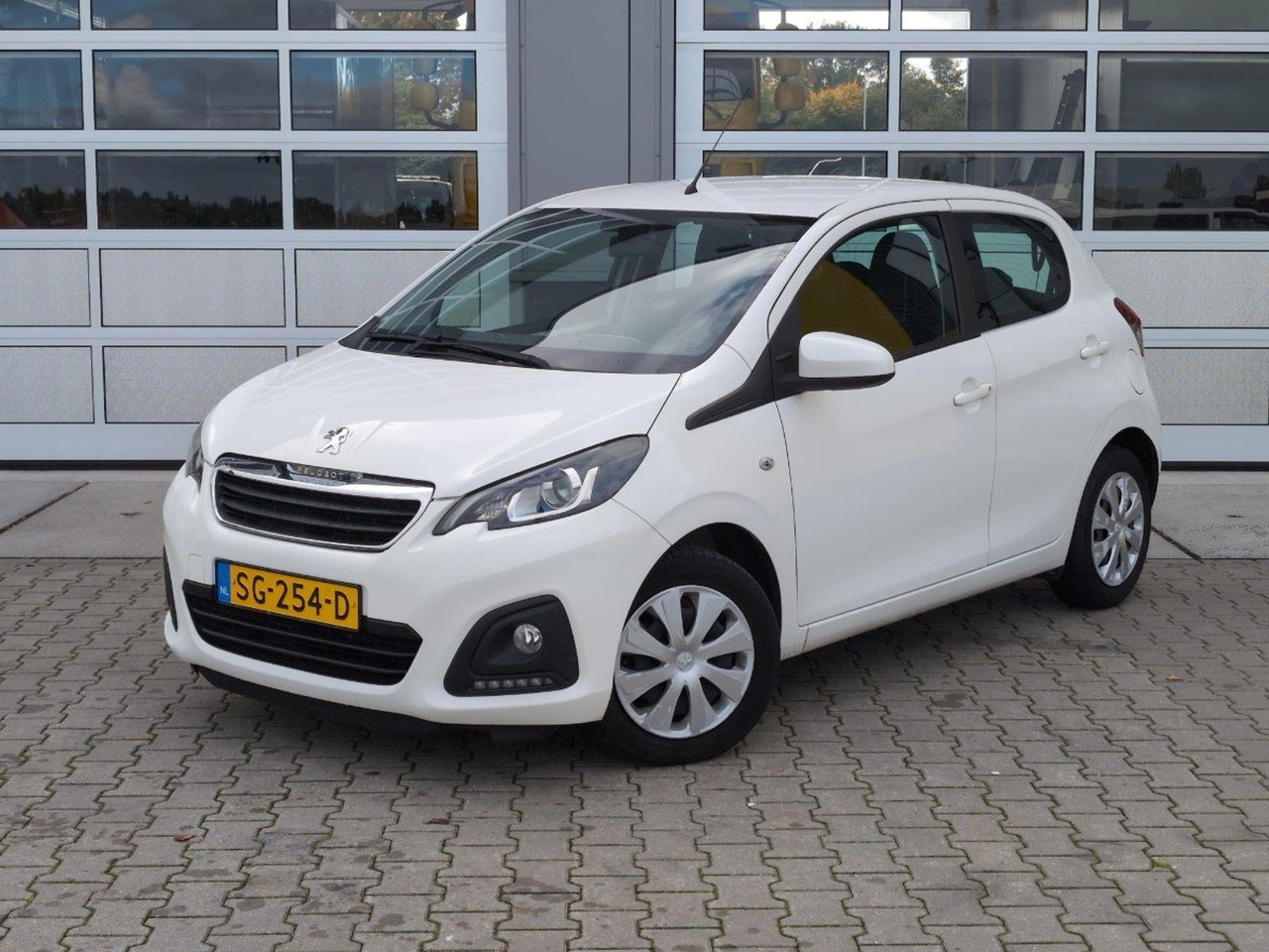 Peugeot 108 1.0 e - VTi Active | 2018 | 73.241 km | Automaat | SG254D | NAP: Logisch - Хечбек: слика 1 Peugeot 108 1.0 e - VTi Active | 2018 | 73.241 km | Automaat | SG254D | NAP: Logisch - Хечбек: слика 1