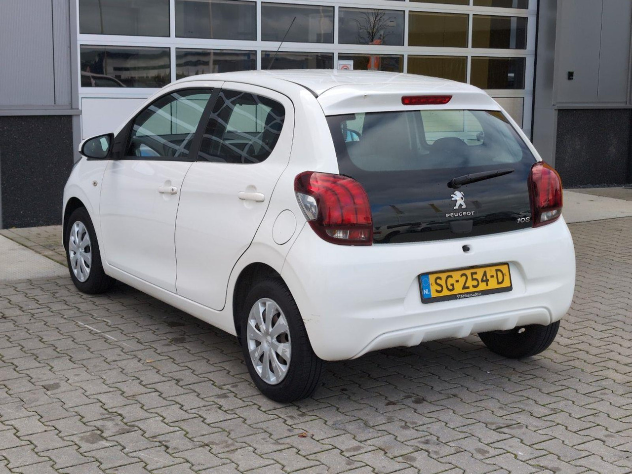 Peugeot 108 1.0 e - VTi Active | 2018 | 73.241 km | Automaat | SG254D | NAP: Logisch - Хечбек: слика 3 Peugeot 108 1.0 e - VTi Active | 2018 | 73.241 km | Automaat | SG254D | NAP: Logisch - Хечбек: слика 3