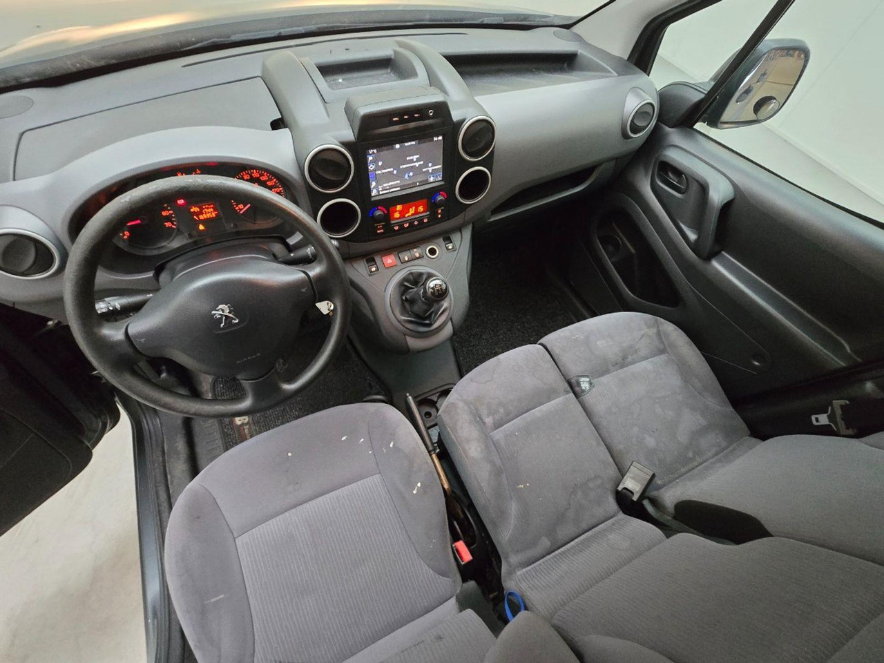Peugeot Partner 122 1.6 HDi 90 L2 Première | 2015 | 169.353 km | VP228Z | NAP: Logisch - Мало комбе: слика 5 Peugeot Partner 122 1.6 HDi 90 L2 Première | 2015 | 169.353 km | VP228Z | NAP: Logisch - Мало комбе: слика 5
